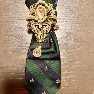 Elegant Brooch Ties